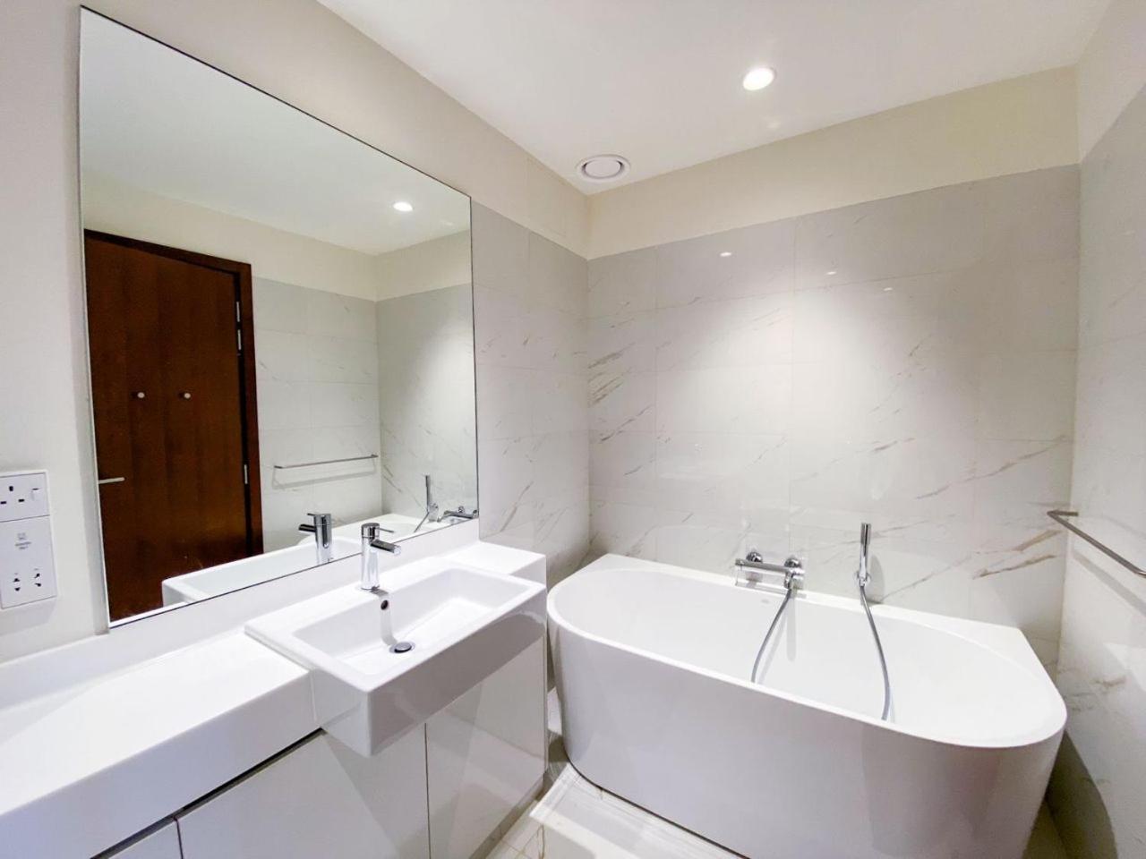Brand New Water Front Luxury Cinnamon Suites Apartment In Heart Of Colombo City Exteriér fotografie